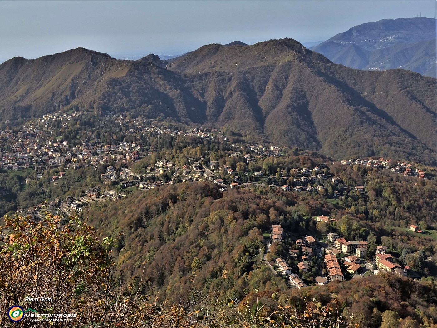 59 Dalla Cornagera bella vista sull'altopiano Selvino-Aviatico.JPG